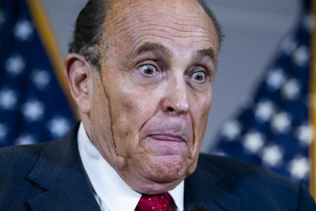 O presidente eleito Donald Trump, à direita, e o ex-prefeito de Nova York Rudy Giuliani posam para fotografias quando Giuliani chega ao clube de Bedminster de Trump National Golf Club Bedminster, domingo, 20 de novembro de 2016, em Bedminster, NJ. (AP Photo/Carolyn Kaster)