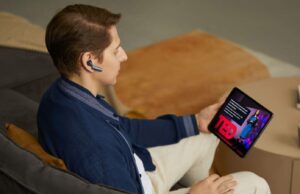 Tradução ao vivo e análise diretamente para seus ouvidos com os fones de ouvido novinhos em folha do TimeCettle Quatro pessoas bebendo coquetéis e conversando enquanto dois usam fones de ouvido do interprecador de Timekettle AI.