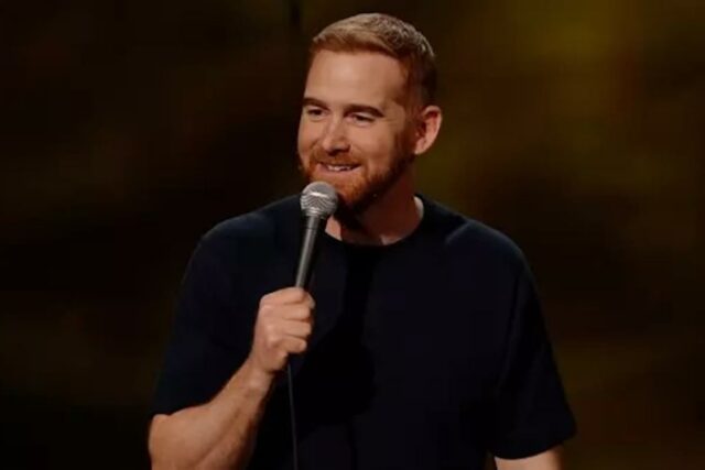 Transmita ou pule: 'Andrew Santino: White Noise' em Hulu, Bonito Fly para um Comediante Branco

