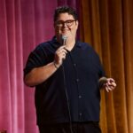 Transmita ou pule: 'Caleb Hearon: Model Comedian' na HBO Max, uma estréia caprichosa esclarecendo assuntos escuros