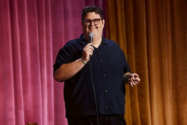Transmita ou pule: 'Caleb Hearon: Model Comedian' na HBO Max, uma estréia caprichosa esclarecendo assuntos escuros

