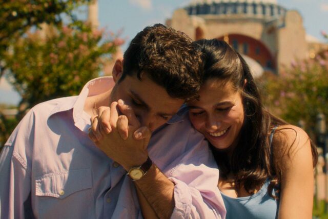 Transmita ou pule: 'Ela disse talvez' na Netflix, uma rom-com-com-torcida alemã, onde uma jovem arquiteta descobre que é aristocracia turca há muito perdida

