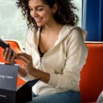 Um smartphone em uma superfície com um alerta pairando sobre a tela dizendo 'Void de garantia'.