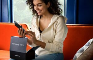 Tratamento Samsung+: Estratégia de segurança de gadgets da Samsung descrita Um smartphone em uma superfície com um alerta pairando sobre a tela dizendo 'Void de garantia'.