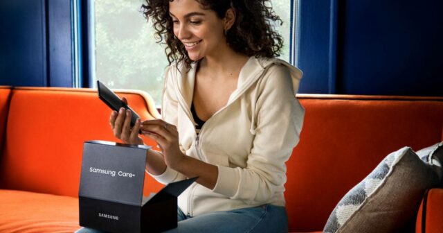 Um smartphone em uma superfície com um alerta pairando sobre a tela dizendo 'Void de garantia'.