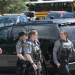 Três estudantes feridos por agressor armado no Colorado controlado por armas
