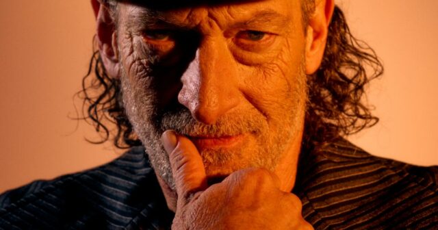 Troy Kotsur fez você rir e chorar em 'Coda'. No entanto, em 'Black Bunny', ele deseja aterrorizá -lo 

