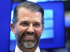 Trump Jr. se junta a um estuprador acusado no mais recente empreendimento de negócios duvidosos A secretária de imprensa da Casa Branca, Karoline Leavitt, ouve o combatente do UFC Conor McGregor fala com repórteres na sala de briefing da Casa Branca, segunda -feira, 17 de março de 2025, em Washington. (AP Photo/Evan Vucci)