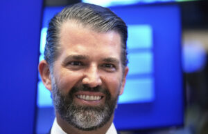 Trump Jr. se junta a um estuprador acusado no mais recente empreendimento de negócios duvidosos A secretária de imprensa da Casa Branca, Karoline Leavitt, ouve o combatente do UFC Conor McGregor fala com repórteres na sala de briefing da Casa Branca, segunda -feira, 17 de março de 2025, em Washington. (AP Photo/Evan Vucci)