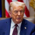 O presidente dos EUA, Donald Trump, durante uma reunião de gabinete na Casa Branca em Washington, DC, EUA, na terça -feira, 26 de agosto de 2025. Trump disse que estava preparado para uma luta legal com a governadora do Federal Reserve Lisa Cook depois que ele se mudou para que ela a demitisse de seu cargo após alegações de que ela falsificou documentos hipotecários. Fotógrafo: Aaron Schwartz/CNP/Bloomberg
