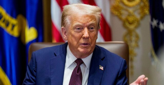O presidente dos EUA, Donald Trump, durante uma reunião de gabinete na Casa Branca em Washington, DC, EUA, na terça -feira, 26 de agosto de 2025. Trump disse que estava preparado para uma luta legal com a governadora do Federal Reserve Lisa Cook depois que ele se mudou para que ela a demitisse de seu cargo após alegações de que ela falsificou documentos hipotecários. Fotógrafo: Aaron Schwartz/CNP/Bloomberg