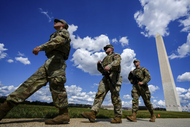 Trump ameaça mais uma invasão militar de uma cidade liderada por negros

