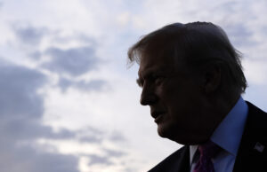 Trump cozinha um novo motivo para ocupar DC Um membro da Guarda Nacional do Distrito de Columbia pega lixo no National Mall, sábado, 16 de agosto de 2025, em Washington. (AP Photo/Julia DeMaree Nikhinson)