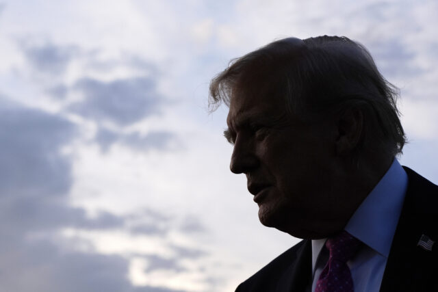 Um membro da Guarda Nacional do Distrito de Columbia pega lixo no National Mall, sábado, 16 de agosto de 2025, em Washington. (AP Photo/Julia DeMaree Nikhinson)