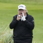 Trump culpa o desligamento das pessoas trans antes de sair para assistir a golfe