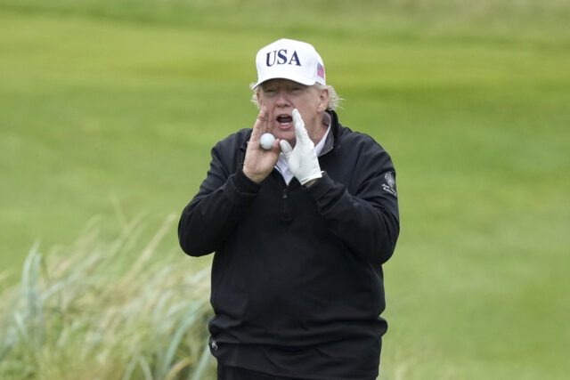Trump culpa o desligamento das pessoas trans antes de sair para assistir a golfe

