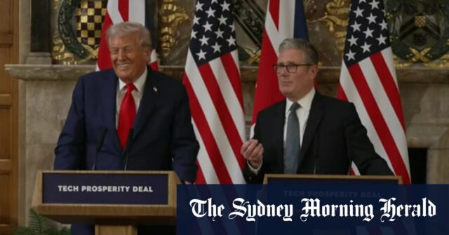 Trump dá um tapinha na parte de trás

