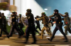 Trump diz que está enviando tropas para Portland para proteger as instalações de gelo Trump diz que está enviando tropas para Portland para proteger as instalações de gelo