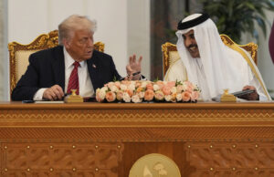 O suborno do Avião do Catar está pagando dividendos – por Cataris Cartoon de Mike Luckovich