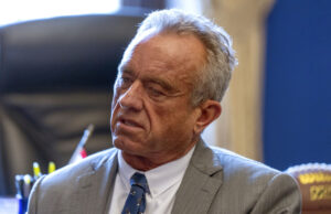 Por que o secretário da saúde está falando sobre “guerra espiritual”? Um desenho animado de Jack Ohman.