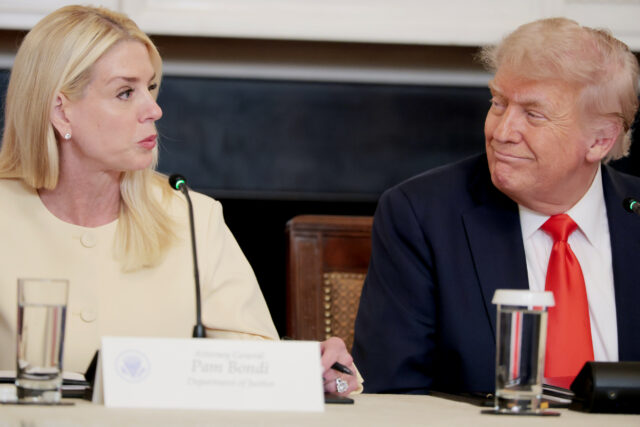 Trump entra em contato com Pam Bondi para agir em comparação com 'atualmente' 


