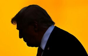 Trump exige que os eventos mundiais da Microsoft, chefe de Eventos Lisa Mônaco silhouette of U.S. President Donald Trump