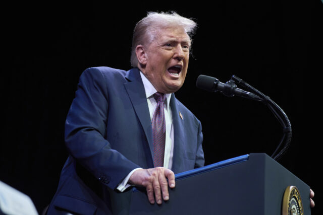 Trump facilmente nova necessidade de políticos republicanos em meio a uma luta redistritando 

