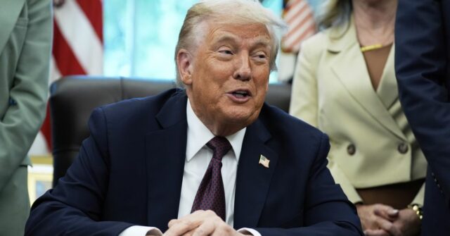 O presidente Donald Trump diz que planeja processar o New York Times por US $ 15 bilhões.