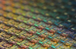 Trump pode aplicar pedágio por chip em dispositivos eletrônicos internacionais TSMC Chips para atingir 1,4 nm em 2028, com nome confuso confirmado | Uma foto macro de uma bolacha de silício