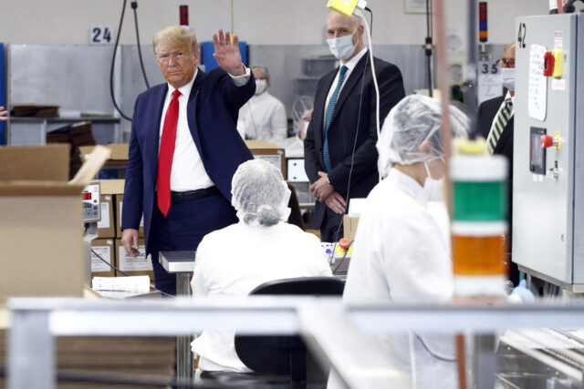 Trump promete reduzir os preços dos medicamentos em 1.500% - depois os dobra


