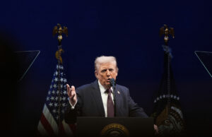 Trump quer reprimir ‘Debanking’, mas ele está desmontando um regulador que estava fazendo exatamente isso Arquivo - Um oficial de segurança trabalha dentro do Consumer Financial Protection Bureau (CFPB), sede em 10 de fevereiro de 2025, em Washington. (AP Photo/Jacquelyn Martin, arquivo)