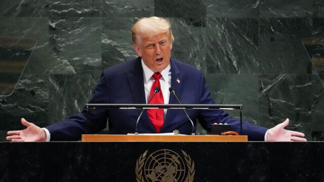 Trump zomba dos aliados da OTAN por "financiar a guerra contra si" com as compras de energia russa

