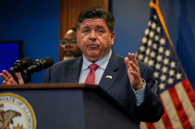 Trump's Certo: Pritzker deve implorar por sua ajuda para combater o crime

