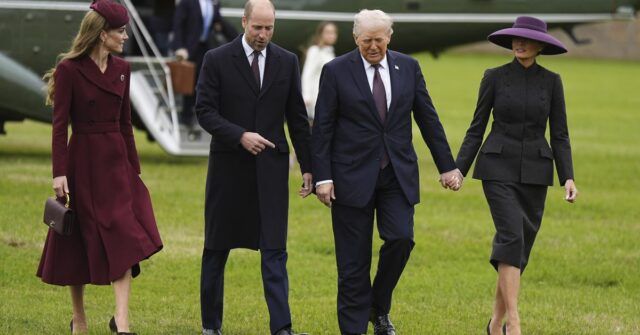 O príncipe William e Kate, princesa de Gales, à esquerda, recebem o presidente Donald Trump e a primeira -dama Melania Trump 