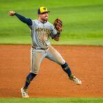 Milwaukee Brewers Bout Blake Durbin balançando o bastão durante um jogo.