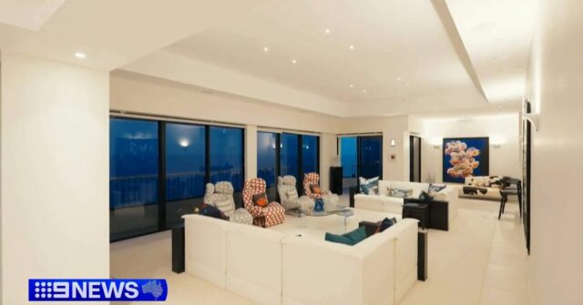 O apartamento de dois andares, localizado no que foi descrito como 