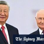 O presidente chinês Xi Jinping (centro) com Vladimir Putin e Kim Jong-un.