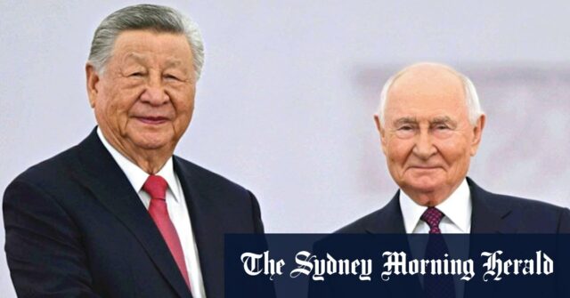 O presidente chinês Xi Jinping (centro) com Vladimir Putin e Kim Jong-un.