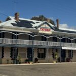 Uma grande e velha dama em Wheatbelt busca um novo amante para fornecer um arrendamento de vida