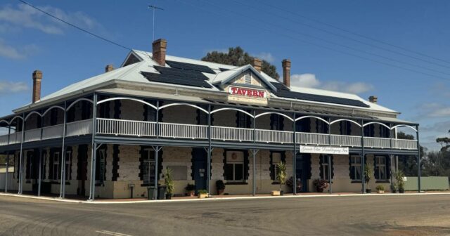 Uma grande e velha dama em Wheatbelt busca um novo amante para fornecer um arrendamento de vida

