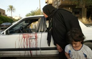 Uma tarde de Bagdá – e suas consequências políticas – fizeram de Blackwater um nome familiar e manchou quatro americanos Manchas de sangue em um carro branco; Uma mulher e uma criança estão por perto.