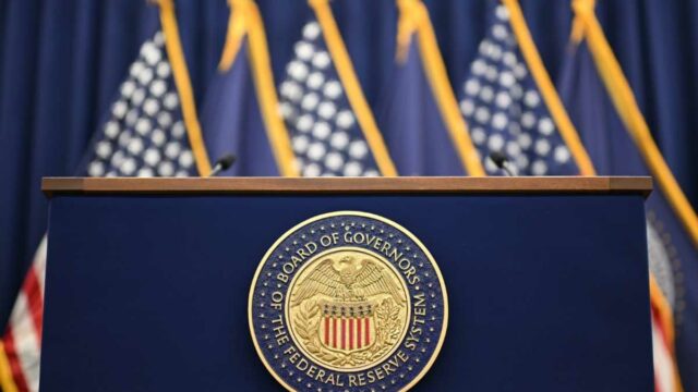 Us alimentados preparados para o corte de primeira taxa de 2025 como suportes de tensão política

