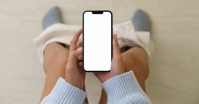 Usar seu telefone no banheiro pode trazer um resultado muito doloroso

