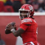 O técnico do Utah Utes, Kyle Whittingham, gritando instruções durante um jogo de futebol.