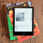 Kindle em toalha de mesa de laranja