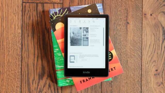 Kindle em toalha de mesa de laranja