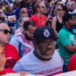 VÍDEO: Ativistas marcam em Chicago, abalado ao crime, para protestar contra Trump enviando a Guarda Nacional-'Resista ao fascismo!'