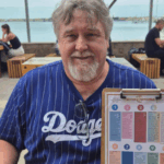 Os tributos florais foram deixados no local de um acidente de horror que deixou dois homens mortos na ilha de canguru da Austrália do Sul na noite passada. Craig Doyle, 55, de Adelaide estava no carro com seu companheiro de trabalho britânico, Ed, 26, quando o Ute em que estavam, virou.