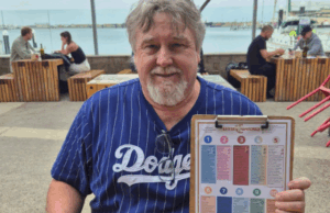 ‘Vai sentir sua falta para sempre’: tributos para emparelhar mortos em acidente como motorista cobrado Os tributos florais foram deixados no local de um acidente de horror que deixou dois homens mortos na ilha de canguru da Austrália do Sul na noite passada. Craig Doyle, 55, de Adelaide estava no carro com seu companheiro de trabalho britânico, Ed, 26, quando o Ute em que estavam, virou.