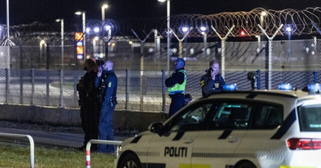 Patrulha da Polícia Dinamarquesa no Aeroporto de Copenhagen, Dinamarca, segunda -feira, 22 de setembro de 2025.